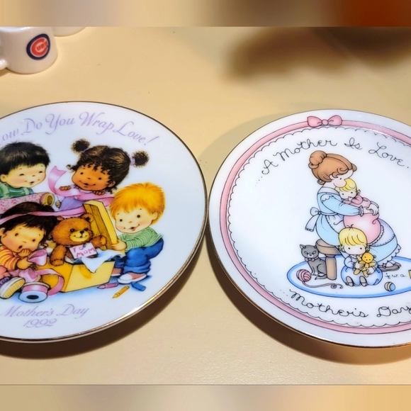 Avon 2 Vintage Mothers Day plates edged in 22kt gold. Collectible - Picture 1 of 5